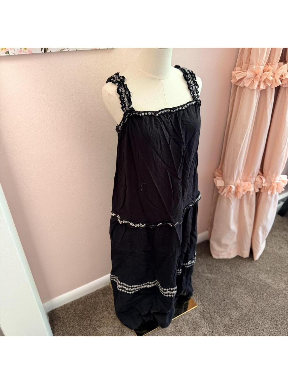 Old Navy black embroidered tiered midi dress size large